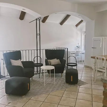 Casa Lobe - Charming In Village Centre Apartment La Morra