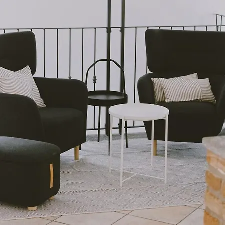 Casa Lobe - Charming In Village Centre 아파트
